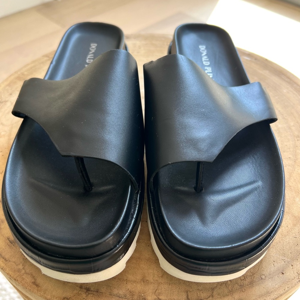 NWOT Donald J Pliner Fifi slides with rubber platform